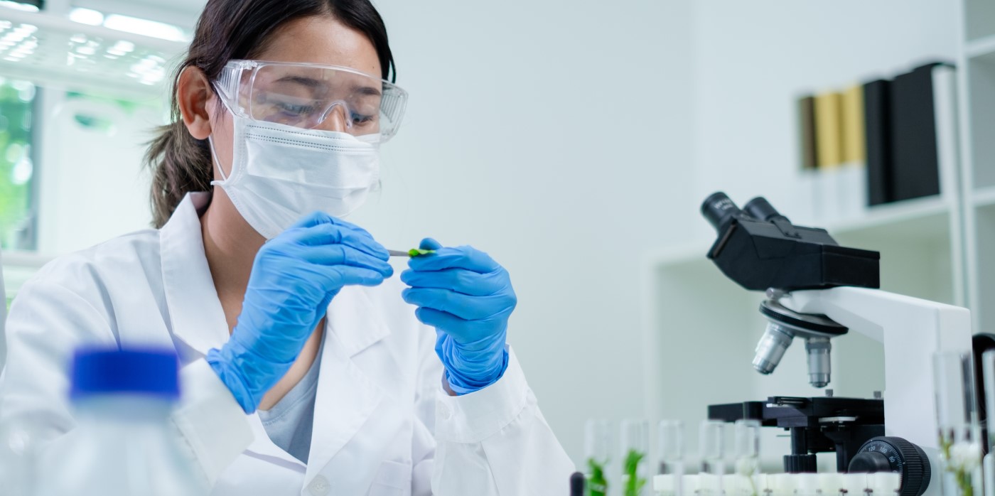 Scientist working in a lab - SPRIND challenge - advances in tissue engineering